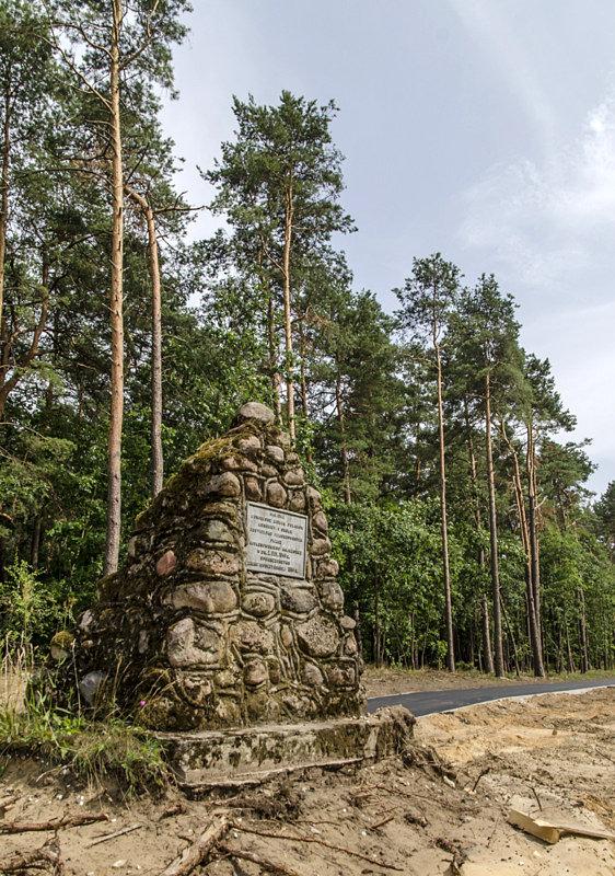 Pomnik z 1944 roku... podobno wcześniej był w lesie