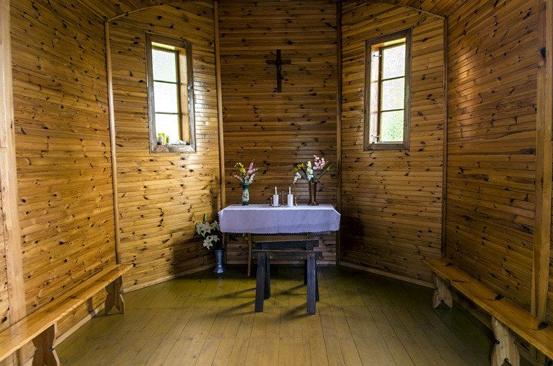 Wnętrze kapliczki tuż obok kościoła