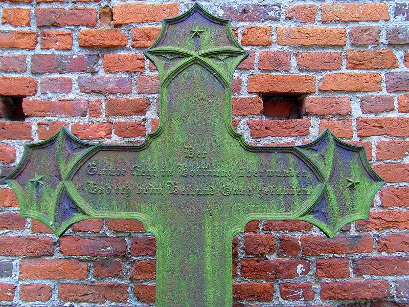 Pamiątkowe nagrobki w ruinach kościoła w Borętach