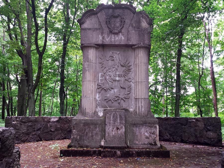 Dwa kamienne pomniki, upamiętniające wyprodukowanie dwóch pierwszych milionów ton cementu