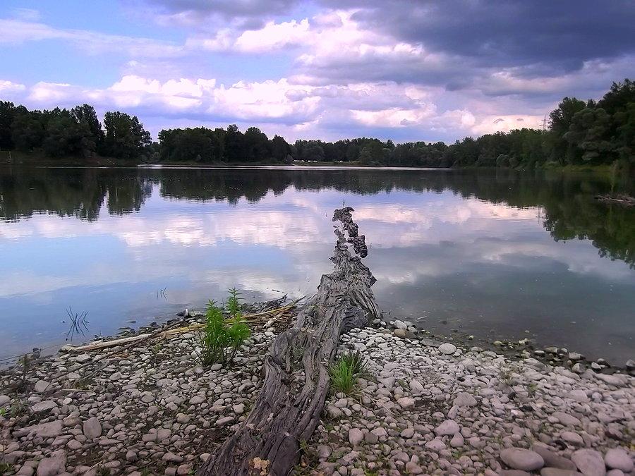 Staw w Antošovicach. Po drugiej stronie plaża naturystów