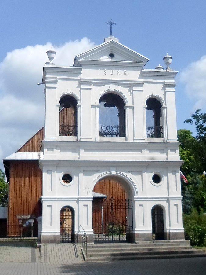 Przed kościołem w Warszawicach