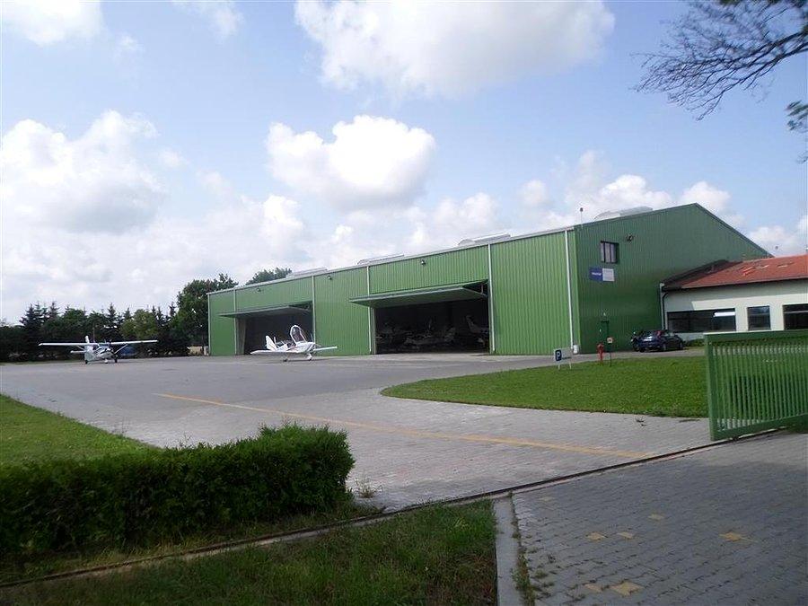 Hangar na polowym lotnisku w Gassach