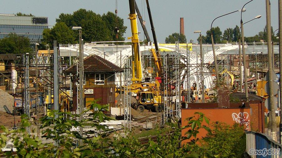 Prace przy zabudowie peronów trwają
