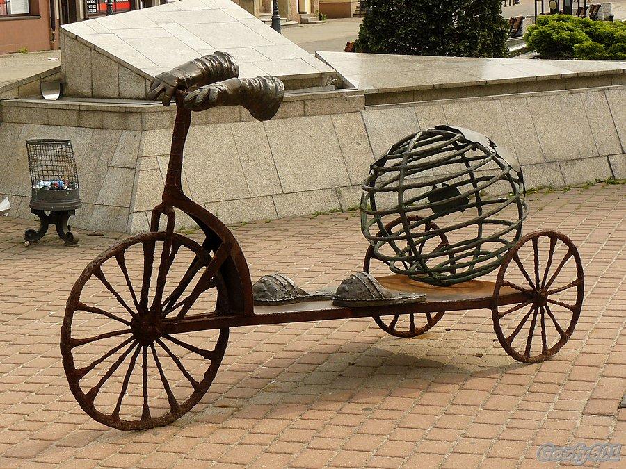 Pomnik podróżnika rowerowego. Atrybuty - rękawice i ciepłe kapcie ;)