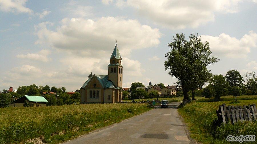 Ewangelicki kościółek na pierwszym ambitnym podjeździe :)