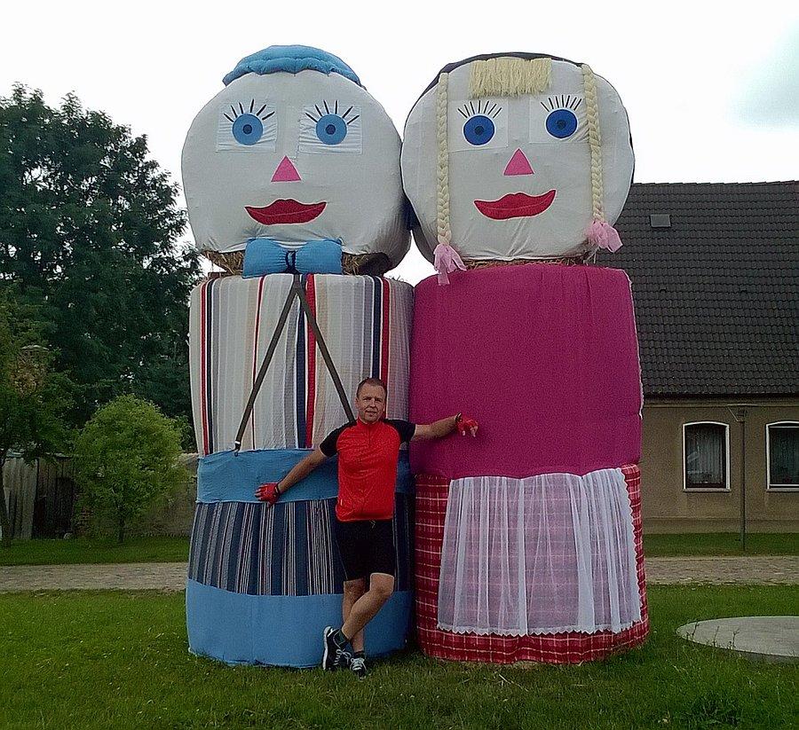 Słomiane ludki w Rothenklempenow. Trzy słomiane ludki