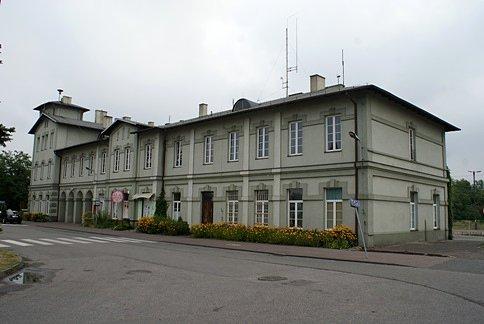 Dworzec PKP w Tomaszowie Maz. z zewnątrz wygląda jako tako, gorzej w środku