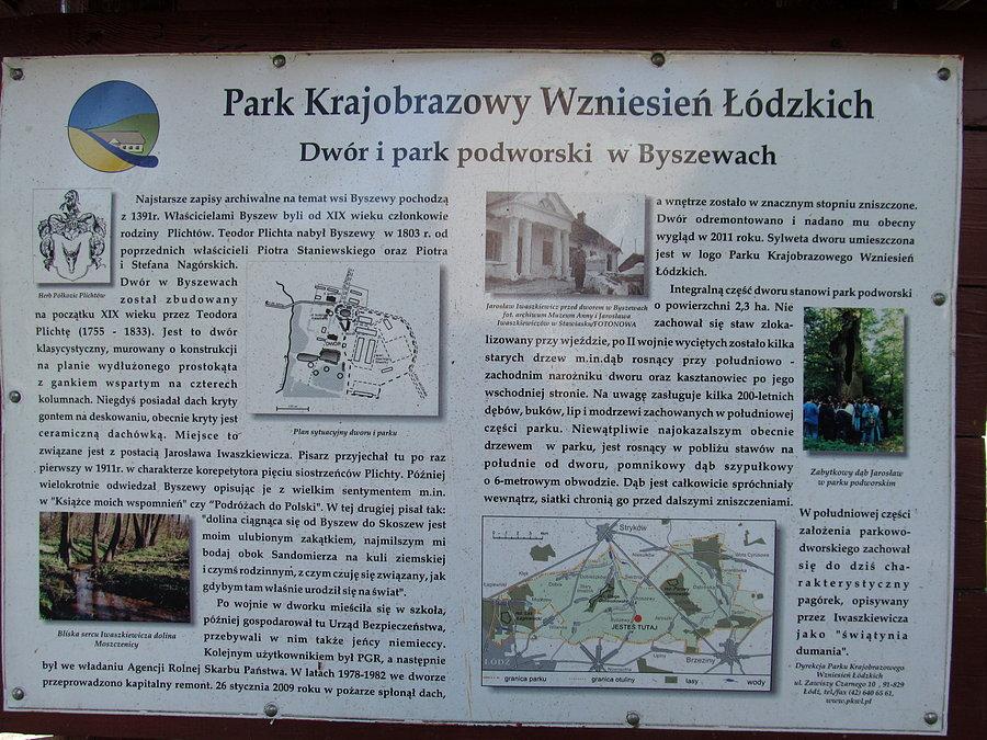 Tablica informacyjna przy Dworze