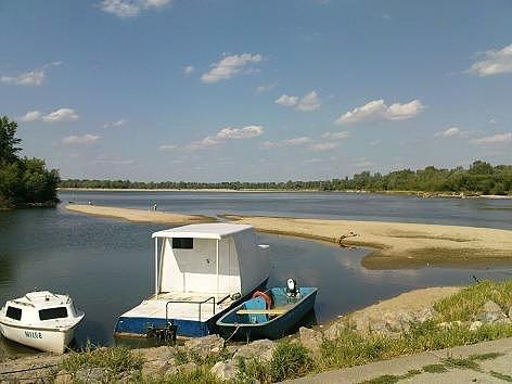 Wisła w Gassach, na piaskowej odkosie opalają się strudzeni słońcem letnicy