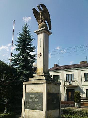 Pomnik upamiętniający ofiary wojny. Karczew - środek miejscowości