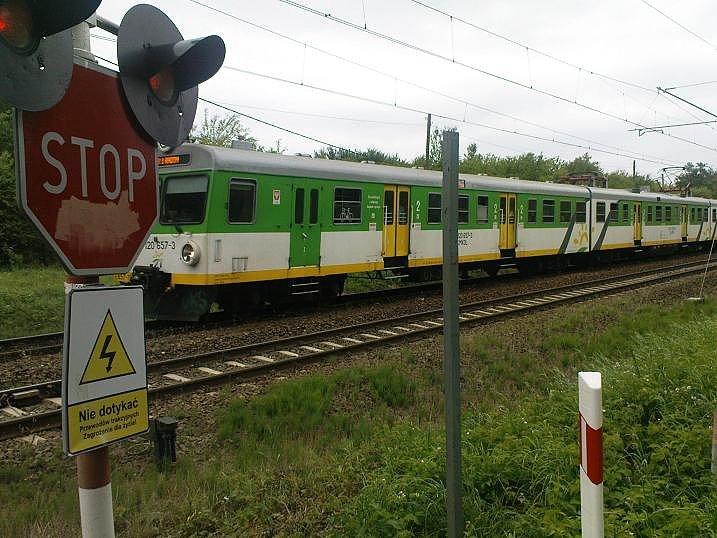 EN 57 Kolei Mazowieckich mknie w kierunku Radomia