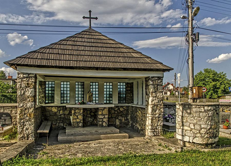 Polowa kapliczka przy kościele
