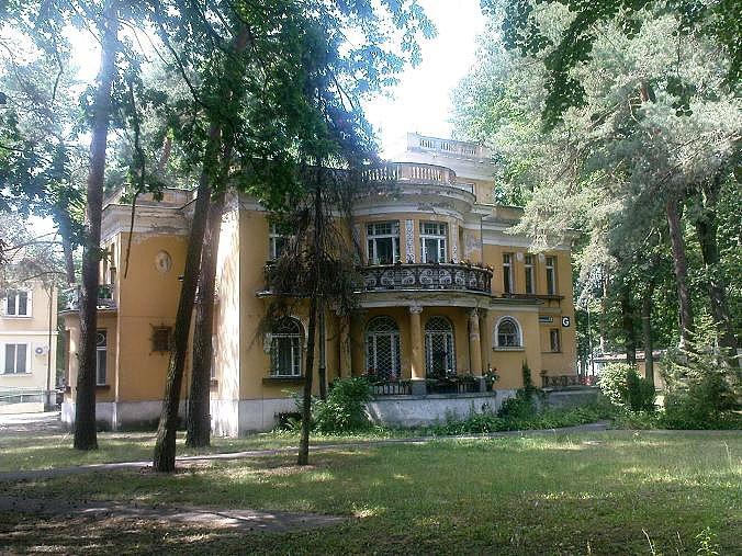 Stocer- obiekt oznaczony literą G to modernistyczno-barokowy pensjonat z 1929 roku ( podaje za datą na elewacji) o jakże światowej nazwie San Soucis