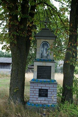 Kapliczka koło punktu widokowego w Brzustowie