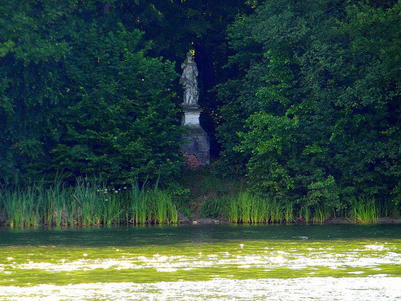Pomnik greckiej bogini z początku XX wieku. -Klecewo