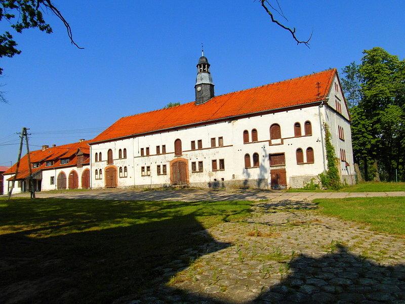 Stajnie przy pałacu Rosenbergów w Klecewie