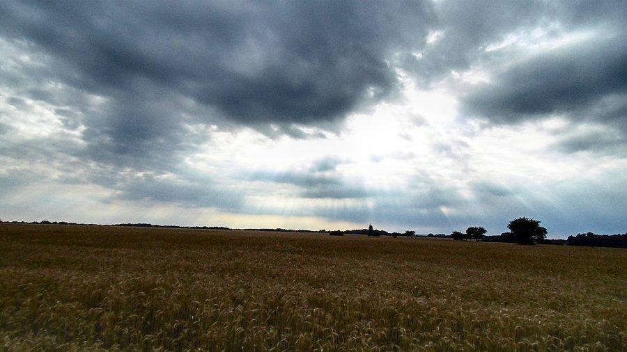 Słońce za chmurami ale promienie na ziemię zsyłało :)