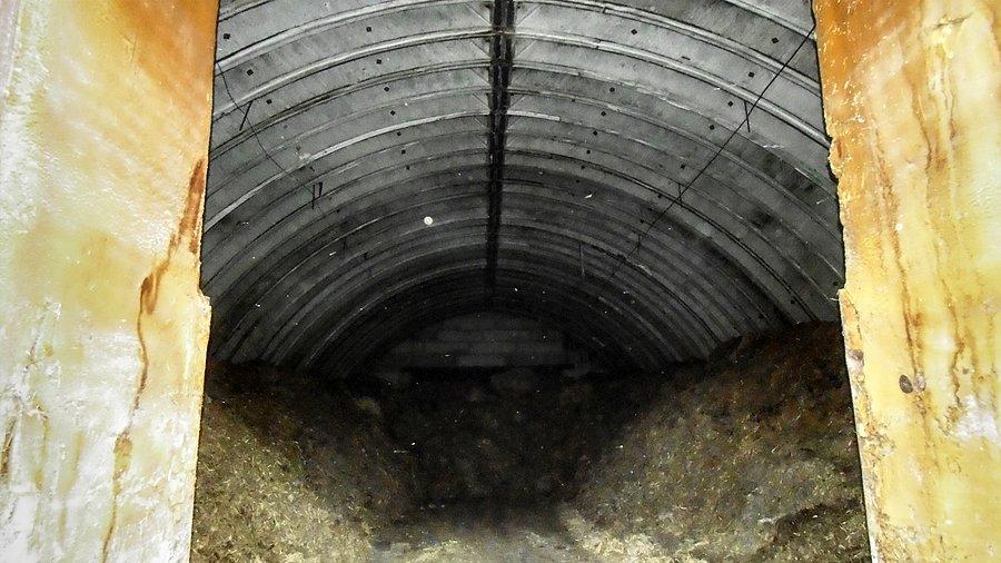 Kiedyś stały tu samoloty a teraz leży jakaś kiszonka