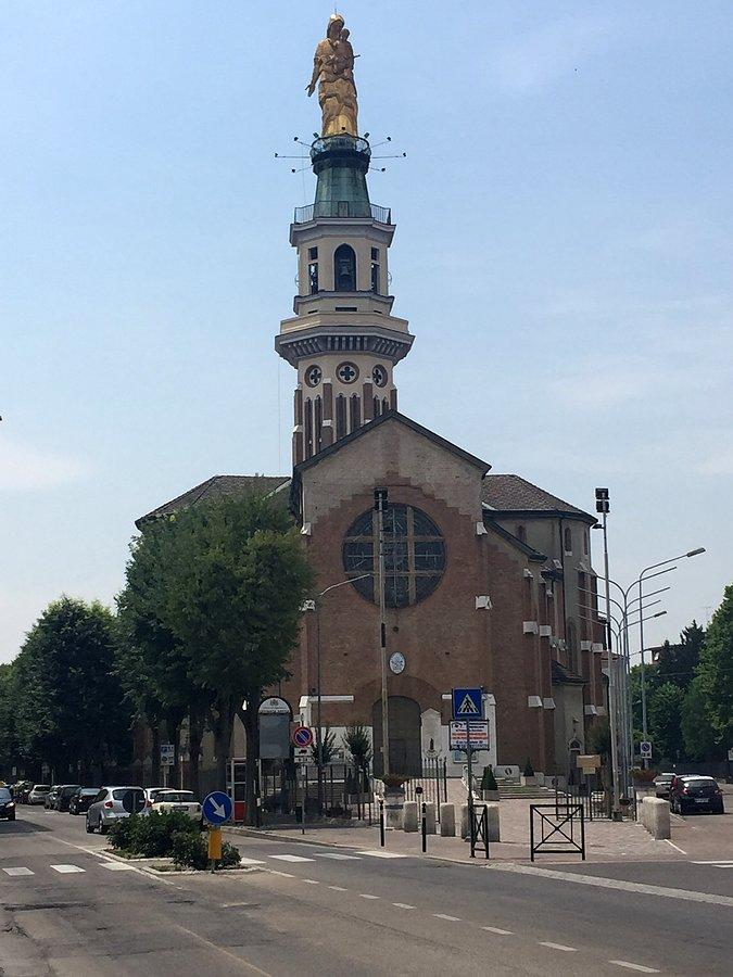 Tak ogromnej figury na Kościele nie widziałem nigdzie Tortona