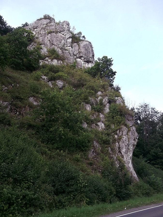 Skałka przy drodze