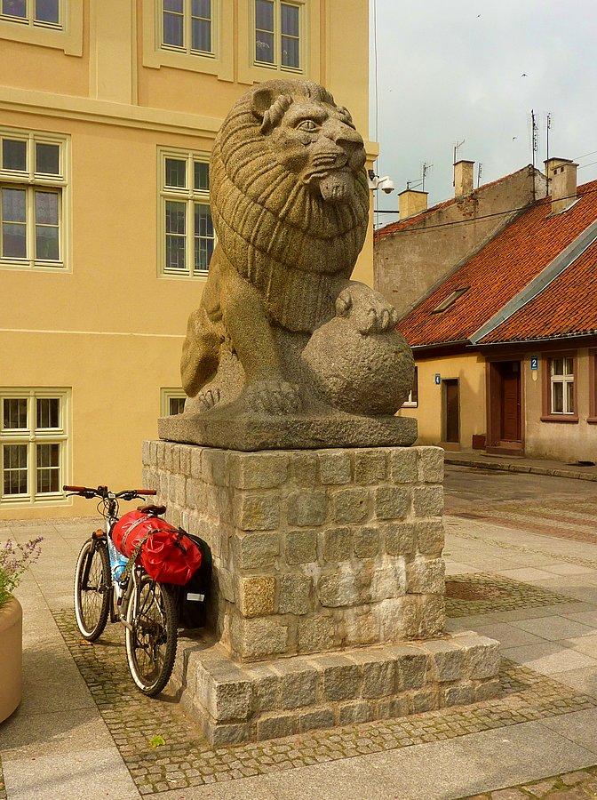 Kamienny lew w Olsztynku. Tyle pozostało z pobliskiego Tannenberg-Denkmal