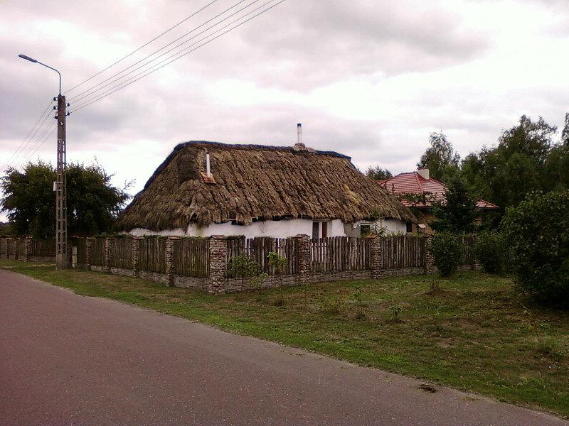 Chata kryta strzechą