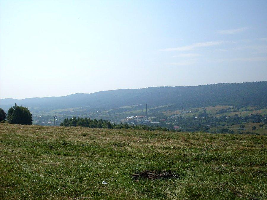 Ustjanowa, w tle pasmo Żukowa