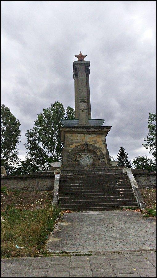 Pominik w Mikolinie wciąż niszczeje