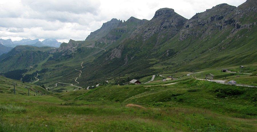 Widok z przełęczy, jest nawet Marmolada