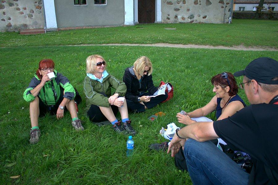Przed kościołem w Krępcewie czekamy na przewodnika