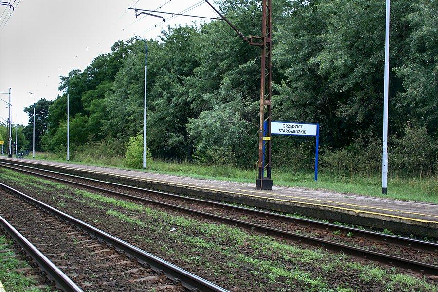 Koło przystanku kolejowego w Grzędzicach