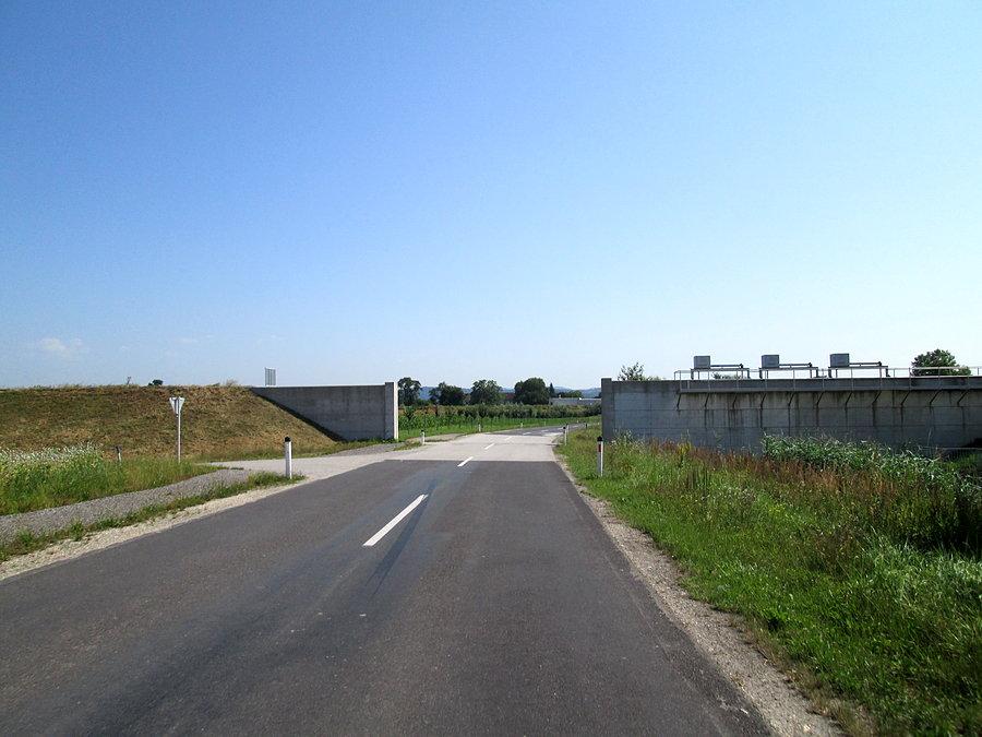 Wały przeciwpowodziowe otaczające wieś dookoła, każda wieś miała swój wał