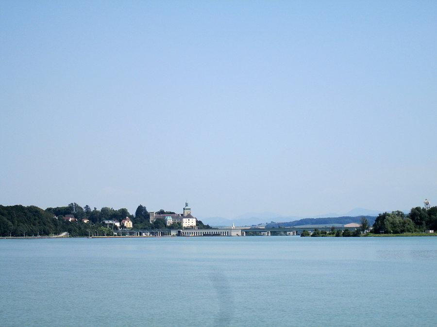 Śluza i zamek w tle