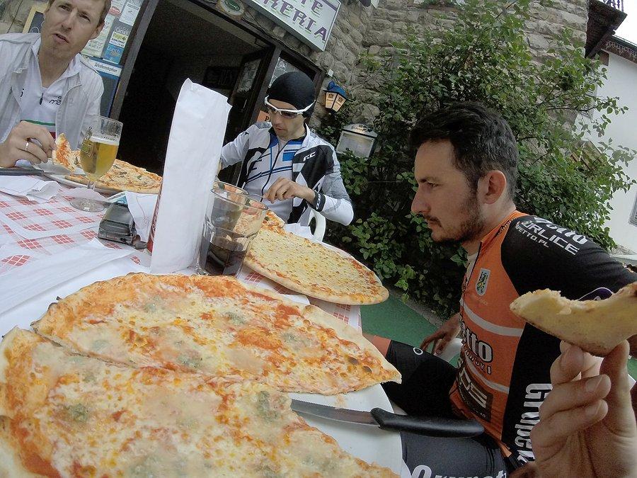Coś pływa w mojej pizzie... :P