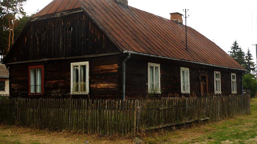 Stuletnia "organistówka" w Kamionie. Drewniany dom, ściany łączone na "jaskółczy ogon"