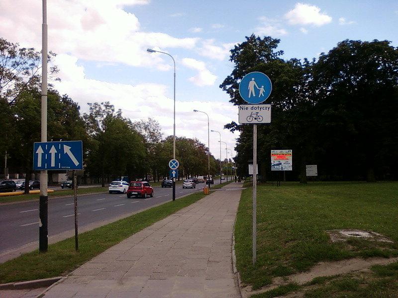 Rzgowska - chodnik z dopuszczonym ruchem rowerowym