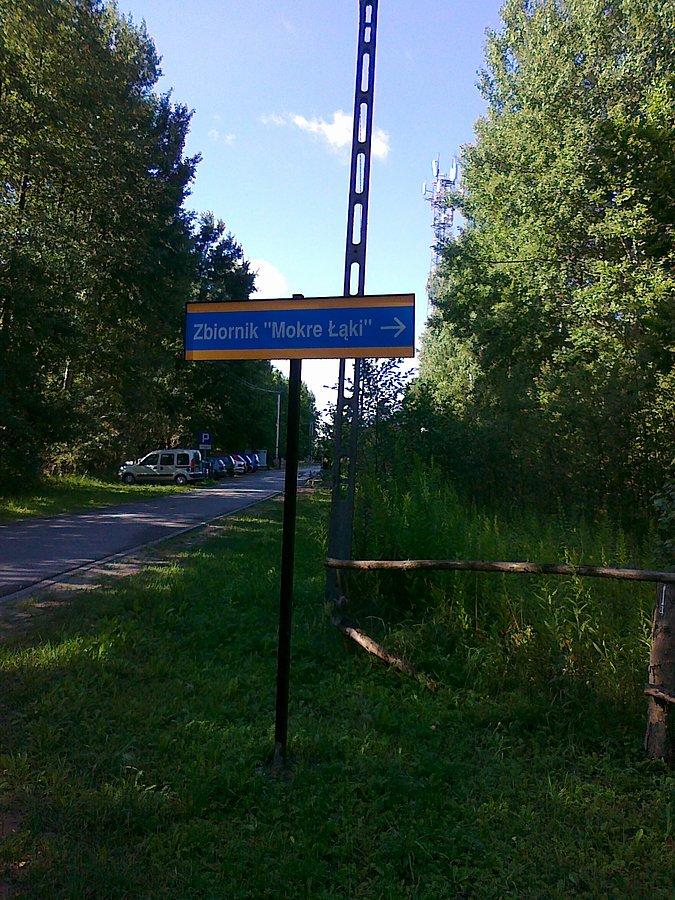 Oznaczona droga nad zbiornik
