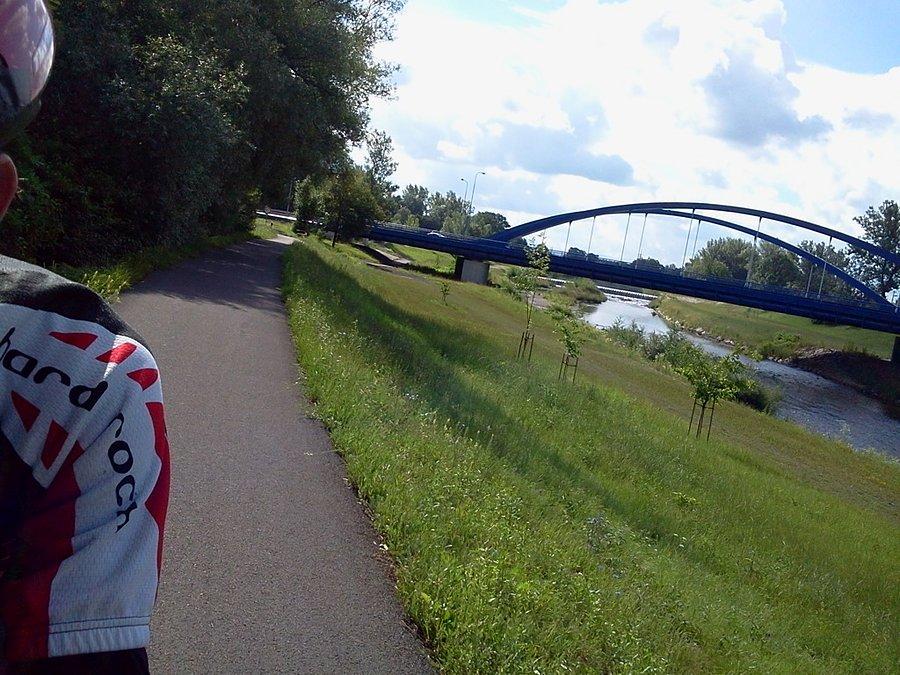 Przyjemna ścieżka rowerowa nad Olzą