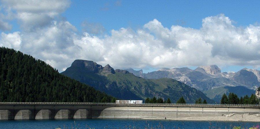 Widok zza zapory