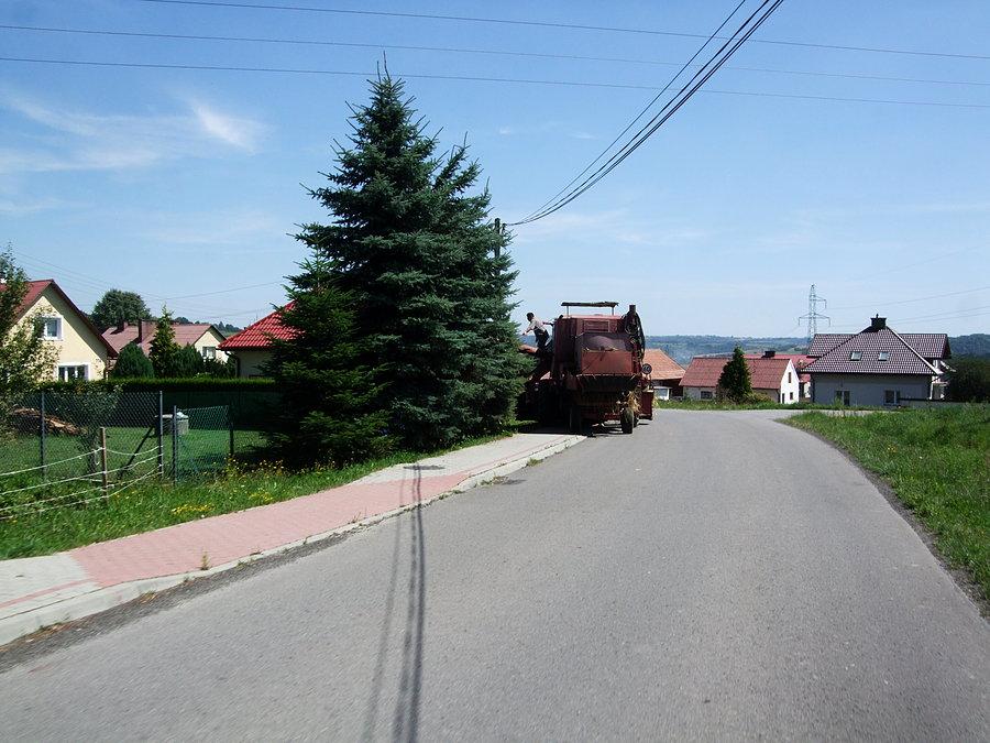 Zjazd z Hermanowej do Borku Nowego ( żniwa się zaczynają )
