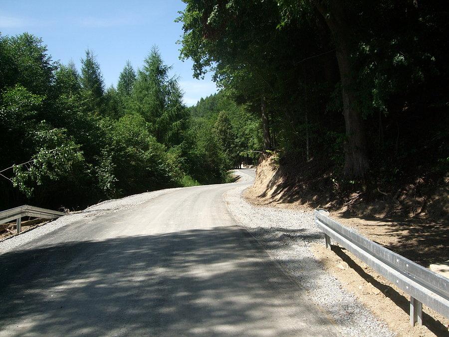Wyasfaltowany odcinek z Zabratówki do poerwszego stawu