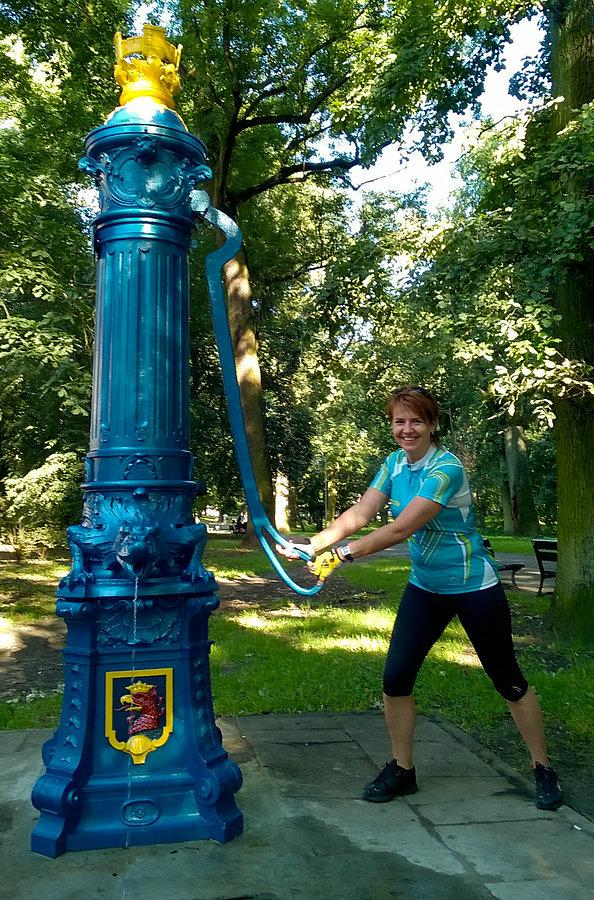 Aga przy zabytkowej pompie w Parku Żeromskiego
