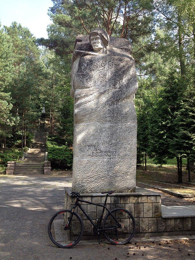 Na terenie cmentarza wojennego - Piła Leszków