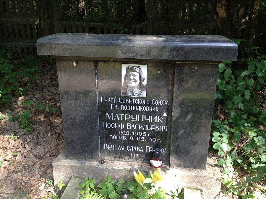 Przed pomnikiem rosyjskiego żołnierza