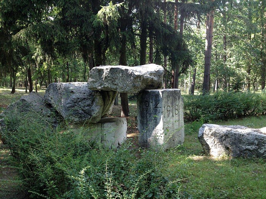 Na terenie cmentarza jenieckiego - Piła Leszków