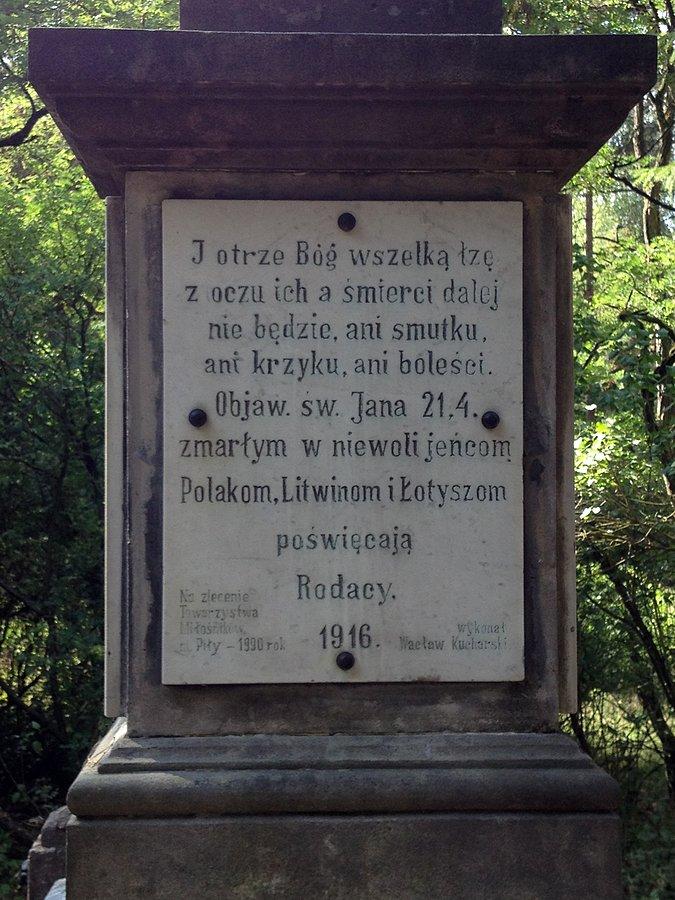 Zbliżenie na tablicę pamiątkową