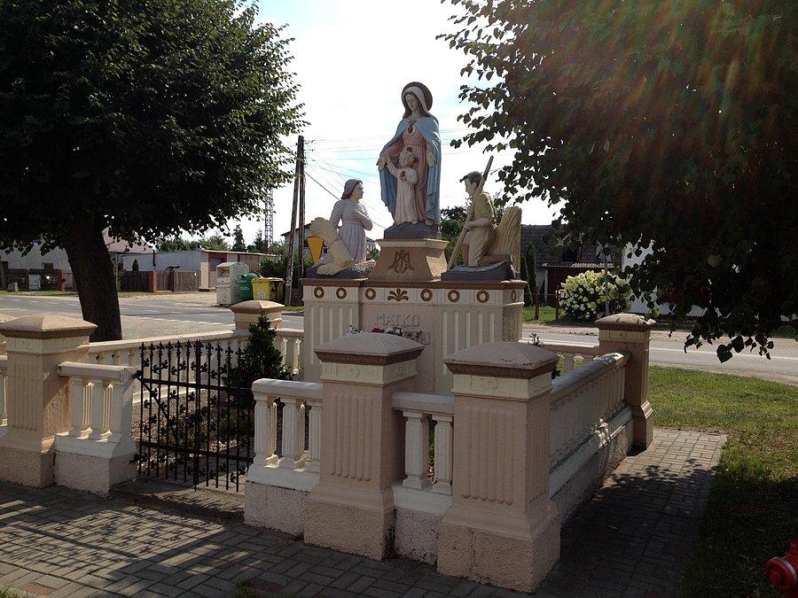 Byszki - figura w centrum wsi