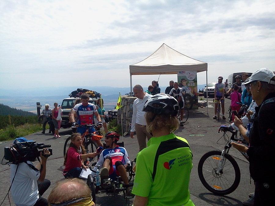 Rowerzysta na trójkołowym rowerze