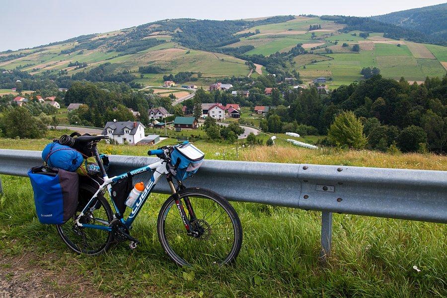 W drodze na przełęcz Hałbowską- w tle góra Grzywacka